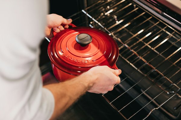 Which type of oven mitts provide the best heat resistance while maintaining flexibility?